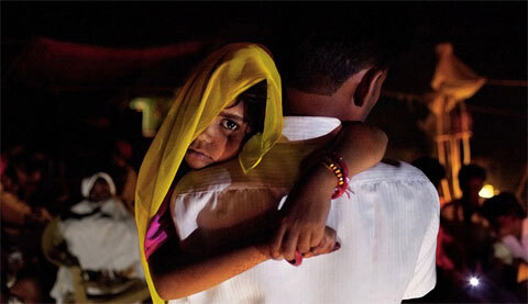 Ấn Độ: Bé gái 5 tuổi đáng thương ngủ quên trước lễ cưới